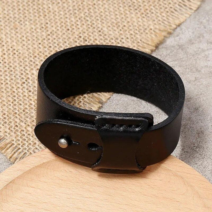 Pulseira de Couro Genuino Rocktude - No Pulso
